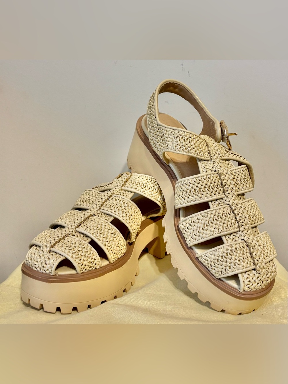 Universal Thread Sandals Women's Size 8 Beige Woven Platform Lug Sole Chunky